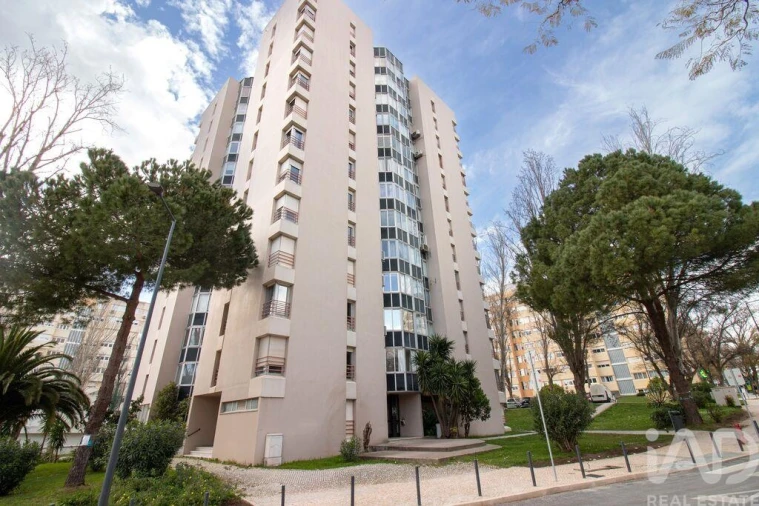 Apartamento T3 para Arrendamento em Lumiar Foto 1