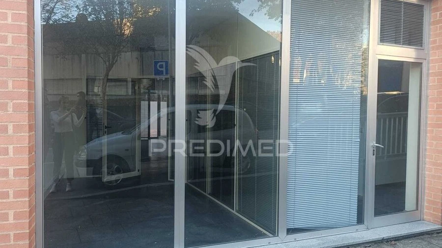 Loja para Arrendamento em Azurem