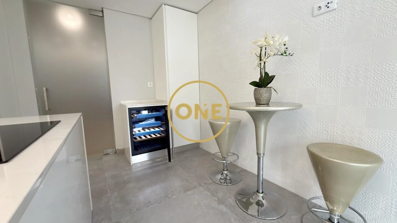Apartamento T3 para Venda em Carcavelos e Parede Foto 8