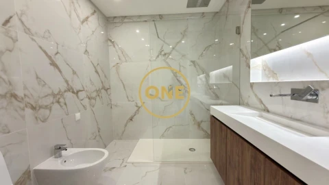 Apartamento T3 para Venda em Carcavelos e Parede