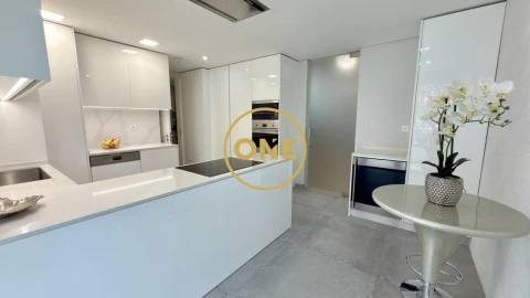 Apartamento T3 para Venda em Carcavelos e Parede