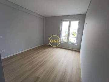 Apartamento T3 para Venda em Carcavelos e Parede