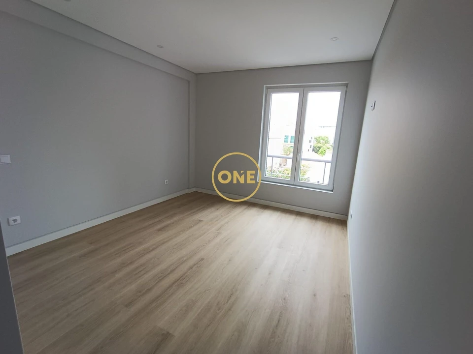 Apartamento T3 para Venda em Carcavelos e Parede Foto 17