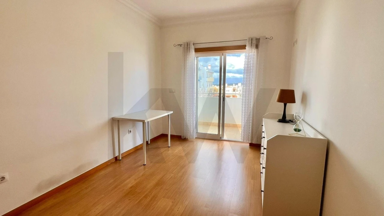 Apartamento T3 para Arrendamento em Estômbar e Parchal Foto 14