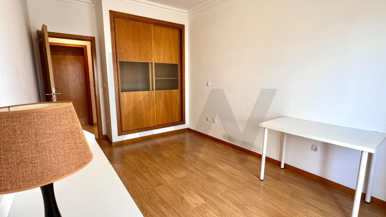 Apartamento T3 para Arrendamento em Estômbar e Parchal Foto 13