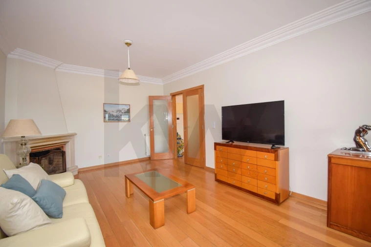 Apartamento T3 para Arrendamento em São Domingos de Rana Foto 4