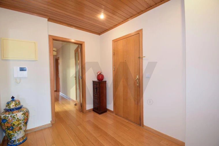 Apartamento T3 para Arrendamento em São Domingos de Rana Foto 8