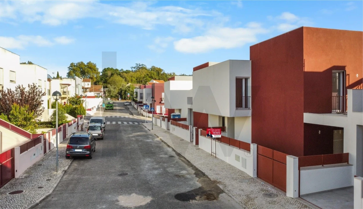 Moradia T4 para Venda em Lousa Foto 1