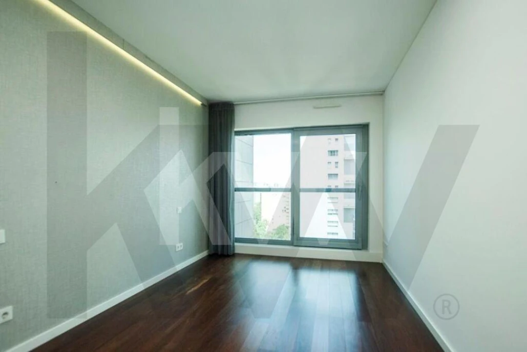 Apartamento T3 para Arrendamento em Alvalade Foto 9