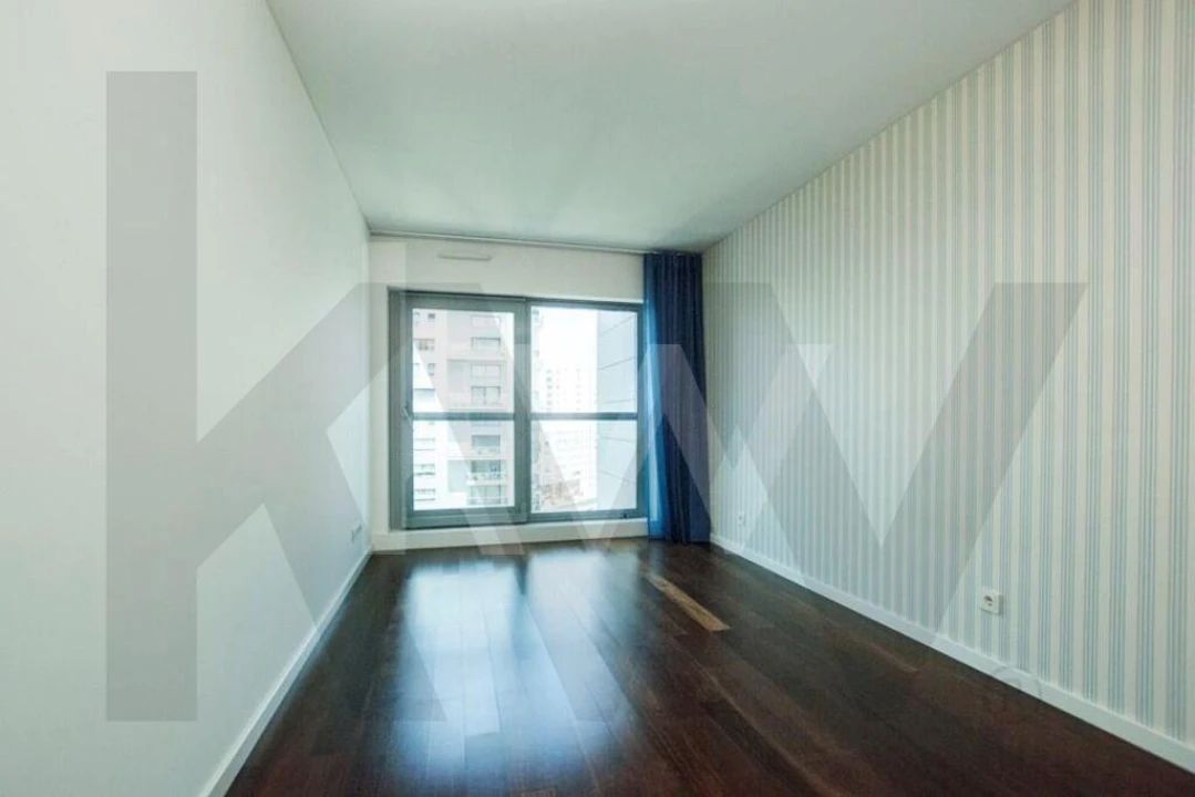 Apartamento T3 para Arrendamento em Alvalade Foto 17