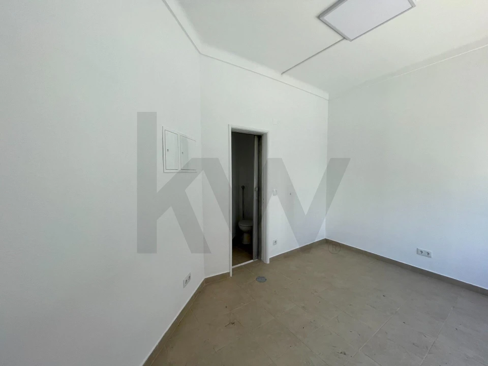 Loja para Arrendamento em Mina de Água Foto 5