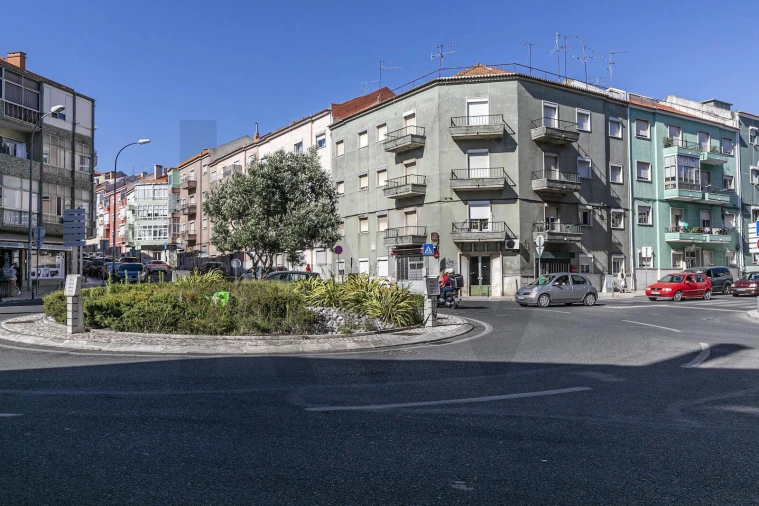 Loja para Arrendamento em Mina de Água Foto 9