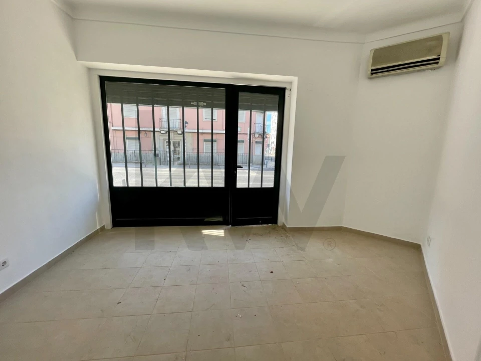 Loja para Arrendamento em Mina de Água Foto 3