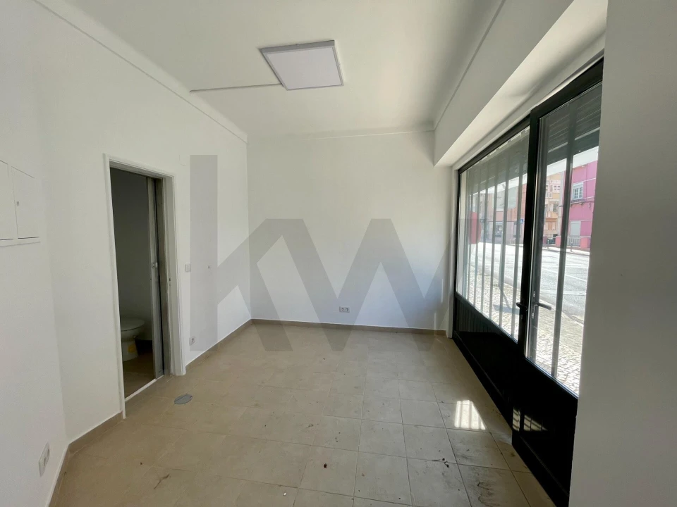 Loja para Arrendamento em Mina de Água Foto 4