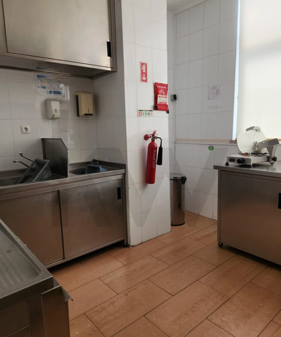 Loja para Arrendamento em Laranjeiro e Feijó Foto 19