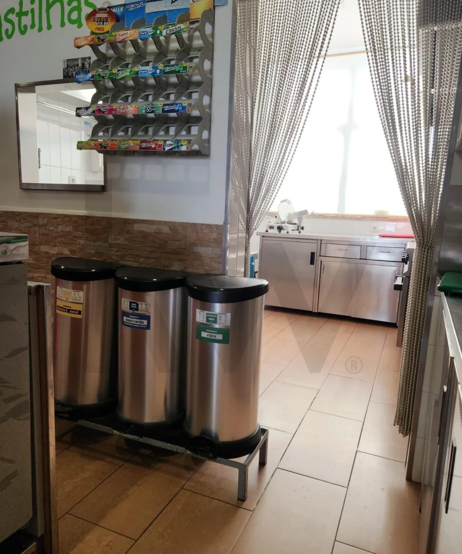 Loja para Arrendamento em Laranjeiro e Feijó Foto 17