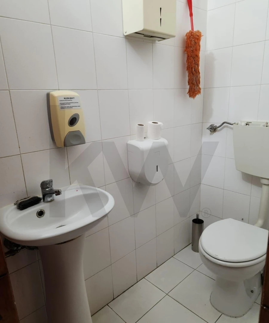 Loja para Arrendamento em Laranjeiro e Feijó Foto 12