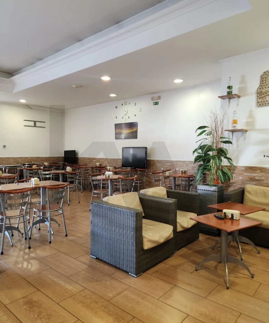 Loja para Arrendamento em Laranjeiro e Feijó Foto 10