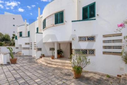 Moradia T4 para Venda em Algés, Linda-A-Velha e Cruz Quebrada-Dafundo