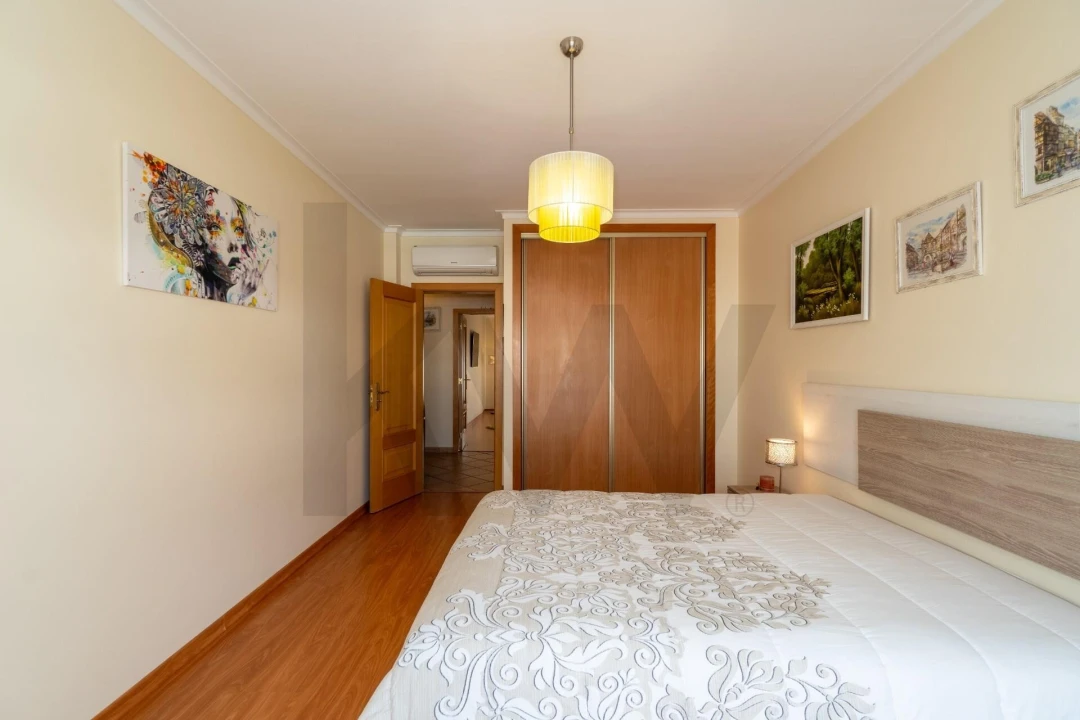 Apartamento T3 para Venda em Quelfes Foto 15