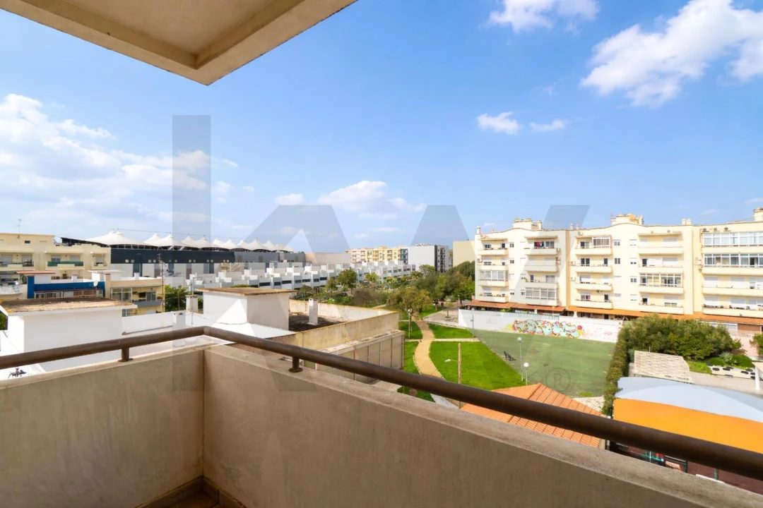 Apartamento T3 para Venda em Quelfes Foto 8