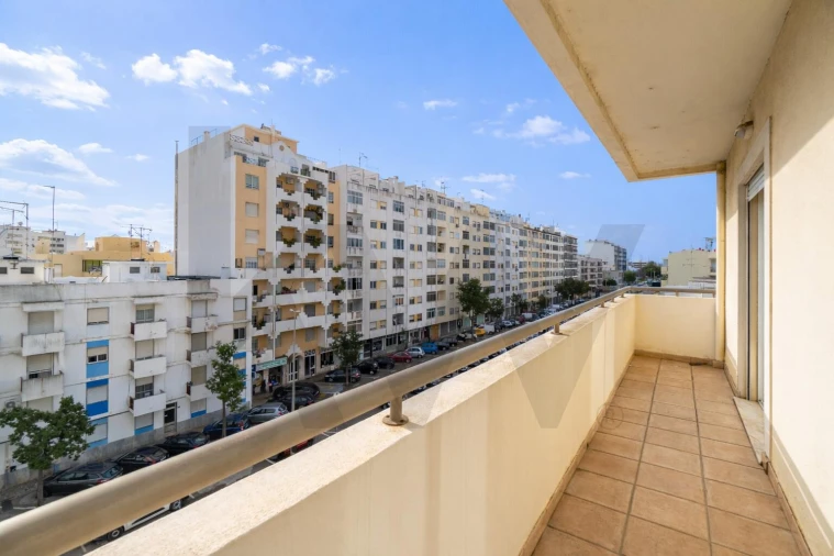 Apartamento T3 para Venda em Quelfes Foto 5