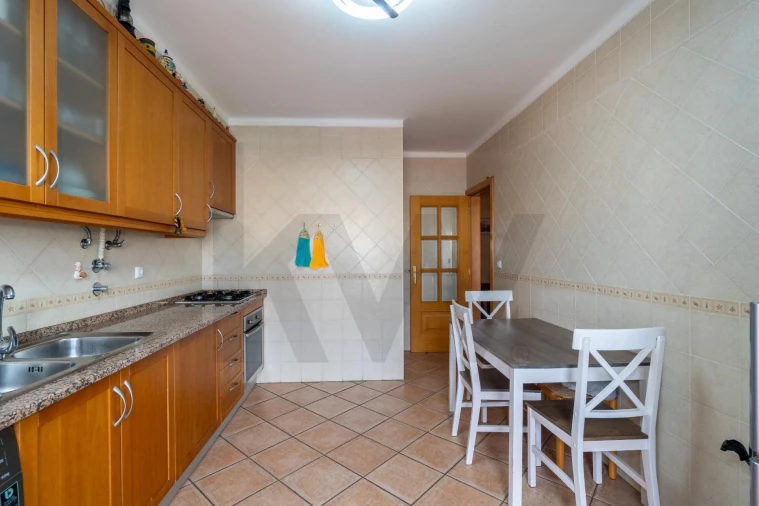 Apartamento T3 para Venda em Quelfes Foto 6