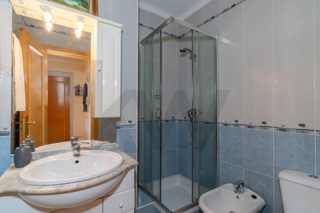 Apartamento T3 para Venda em Quelfes Foto 9