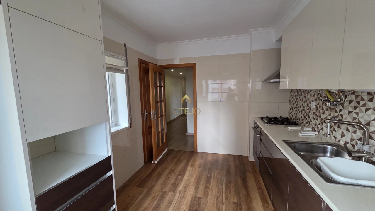 Apartamento T2 para Venda em Póvoa de Santa Iria e Forte da Casa Foto 1