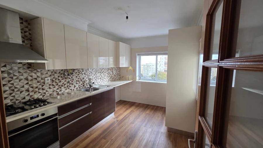 Apartamento T2 para Venda em Póvoa de Santa Iria e Forte da Casa Foto 14