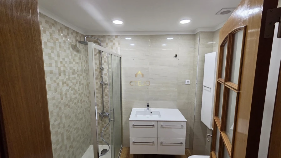 Apartamento T2 para Venda em Póvoa de Santa Iria e Forte da Casa Foto 9