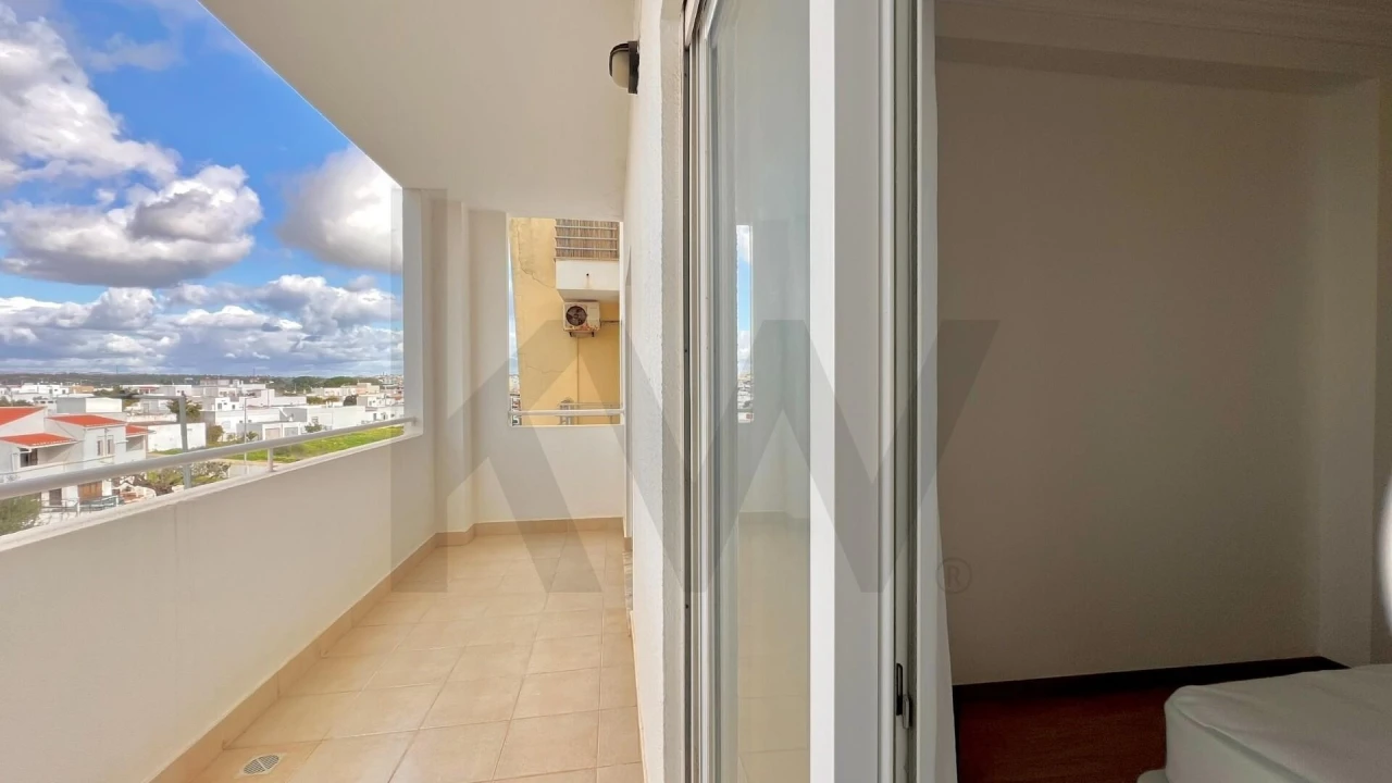 Apartamento T3 para Arrendamento férias em Estômbar e Parchal Foto 12