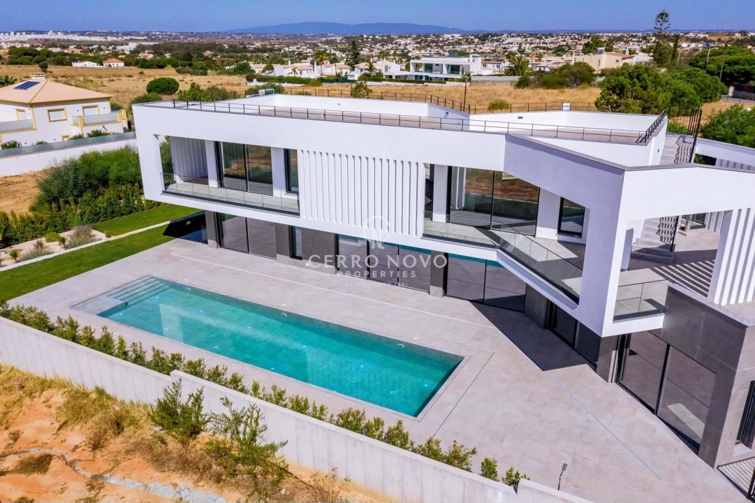 Moradia T4 para Venda em Guia Foto 6