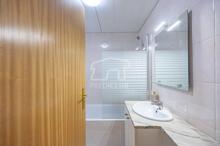 Apartamento T2 para Arrendamento em Caniço Foto 14