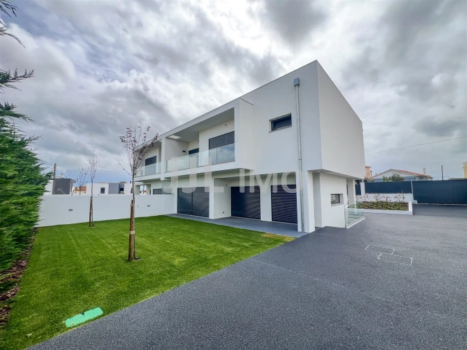 Moradia T3 para Venda em São Domingos de Rana