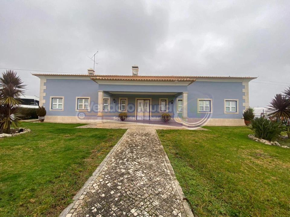 Moradia T4 para Venda em Fazendas de Almeirim Foto 1