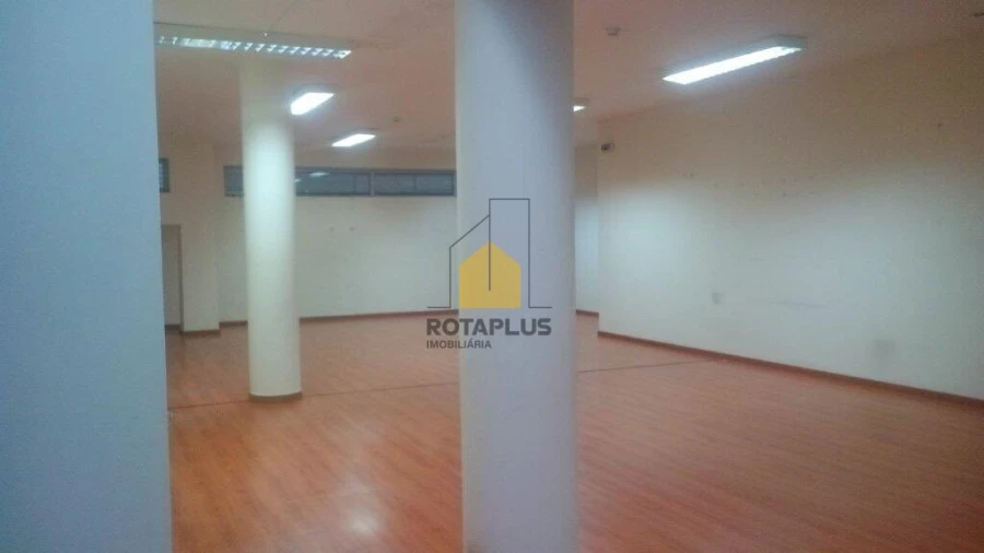 Loja para Arrendamento em Pedrouços Foto 3