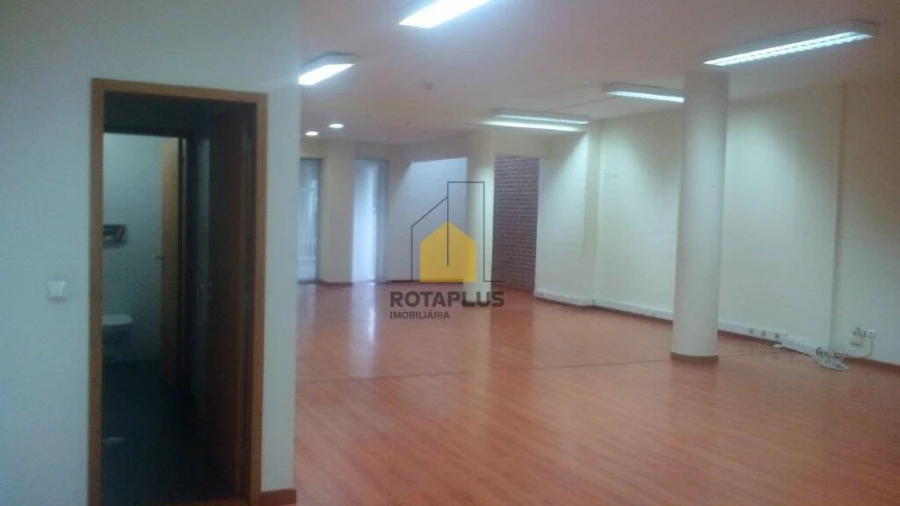 Loja para Arrendamento em Pedrouços Foto 4