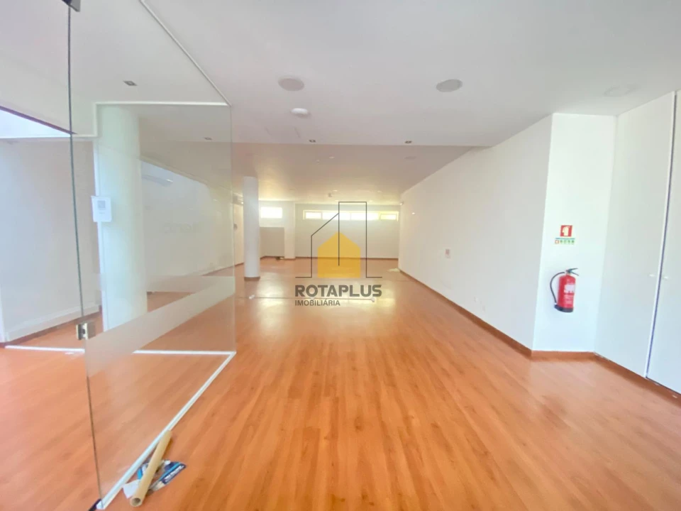 Loja para Arrendamento em Pedrouços Foto 1