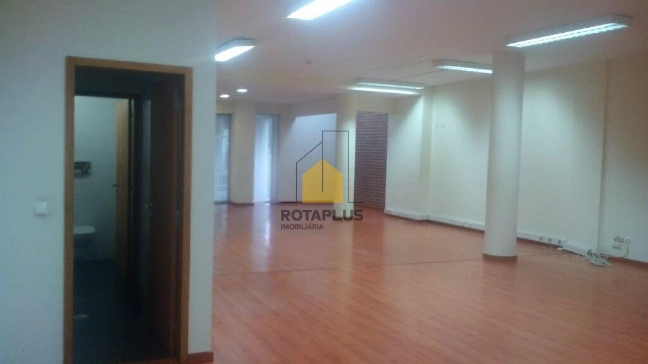 Loja para Arrendamento em Pedrouços Foto 4