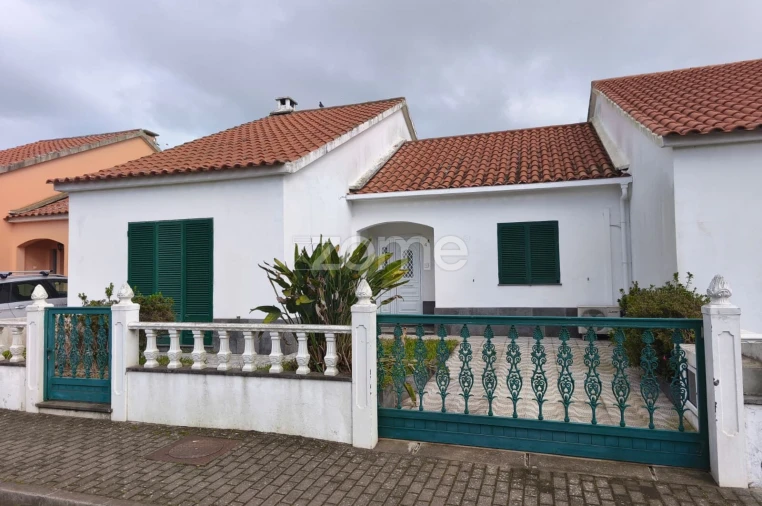 Moradia T3 para Venda em Pico da Pedra Foto 1