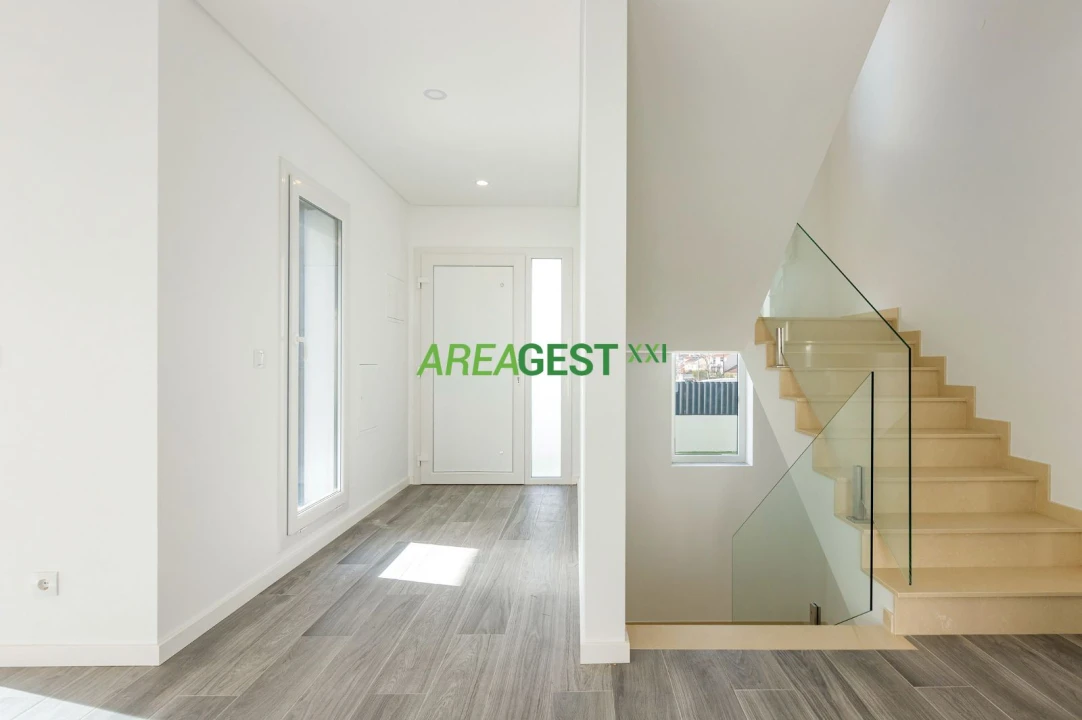 Moradia T4 para Venda em Ramada e Caneças Foto 3