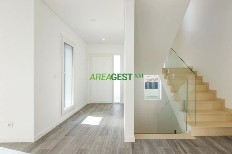 Moradia T4 para Venda em Ramada e Caneças Foto 3