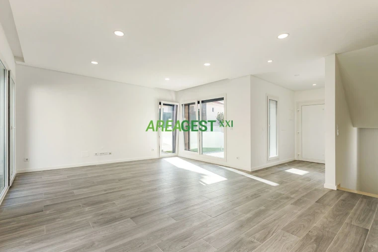 Moradia T4 para Venda em Ramada e Caneças Foto 1