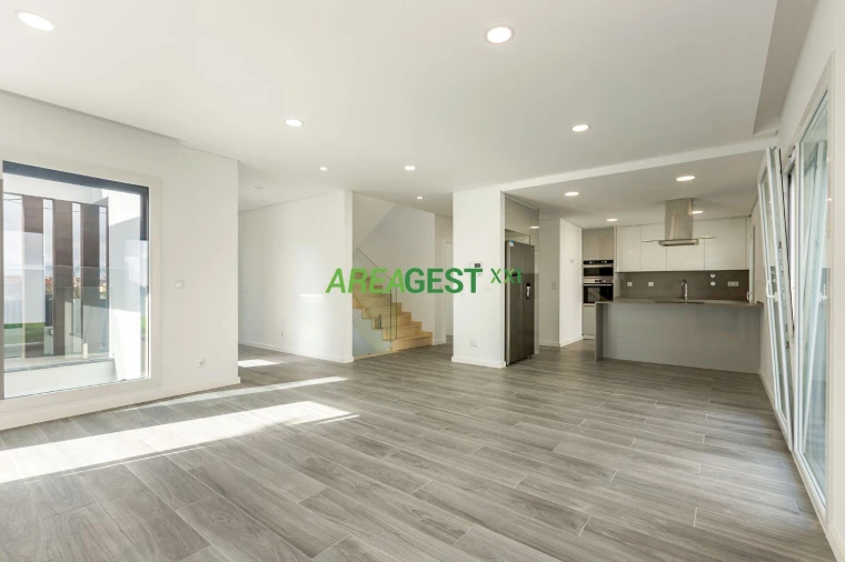 Moradia T4 para Venda em Ramada e Caneças Foto 4