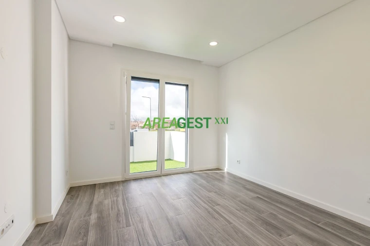 Moradia T4 para Venda em Ramada e Caneças Foto 9