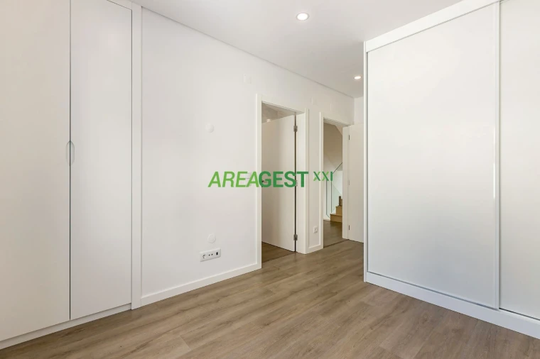 Moradia T4 para Venda em Ramada e Caneças Foto 14