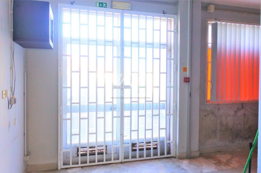 Loja para Venda em Santo António dos Cavaleiros e Frielas Foto 12