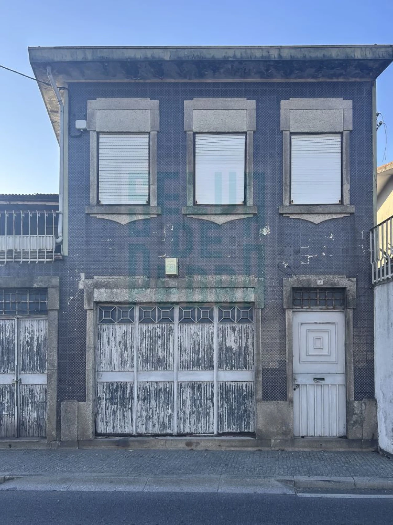 Loja para Venda em Milheiros Foto 2