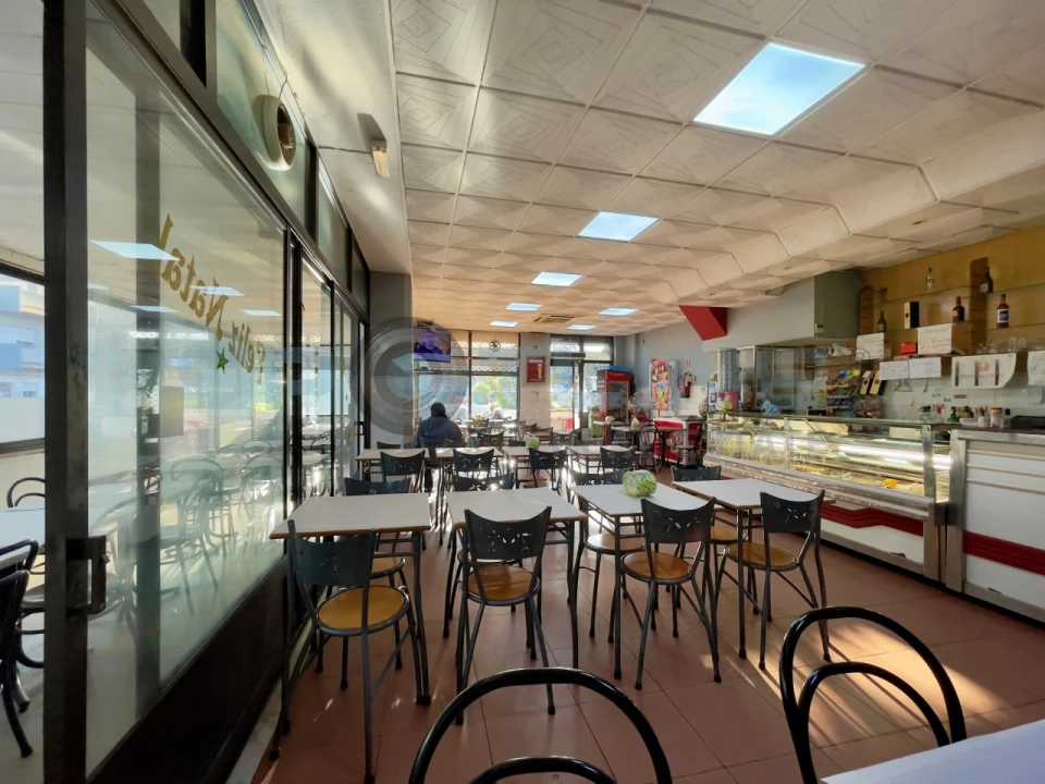 Loja para Arrendamento em Laranjeiro e Feijó Foto 1